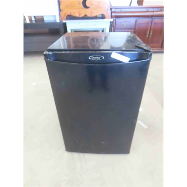 Danby Bar Fridge 33'' x 21'' x 20''