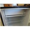 Image 5 : Danby Bar Fridge 33'' x 21'' x 20''
