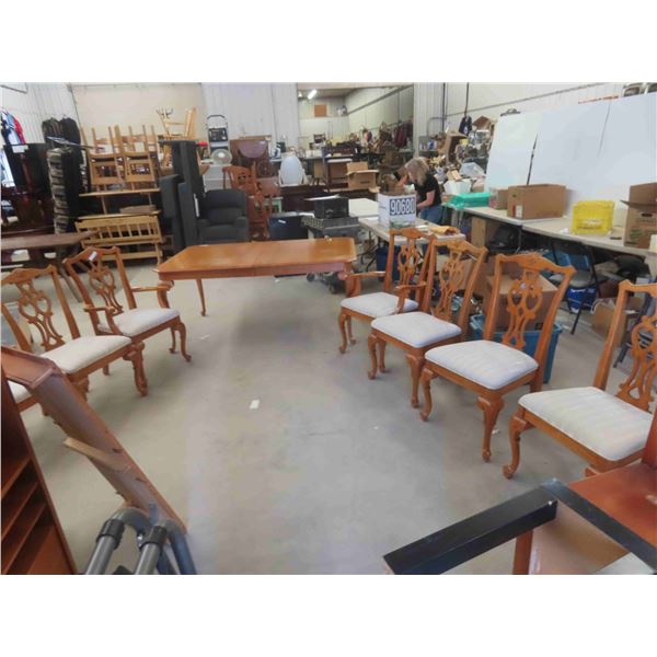 Oak Table 30'' x 67'' x 44'', (2) 15 1/2'' Leaves & 8 Chairs -