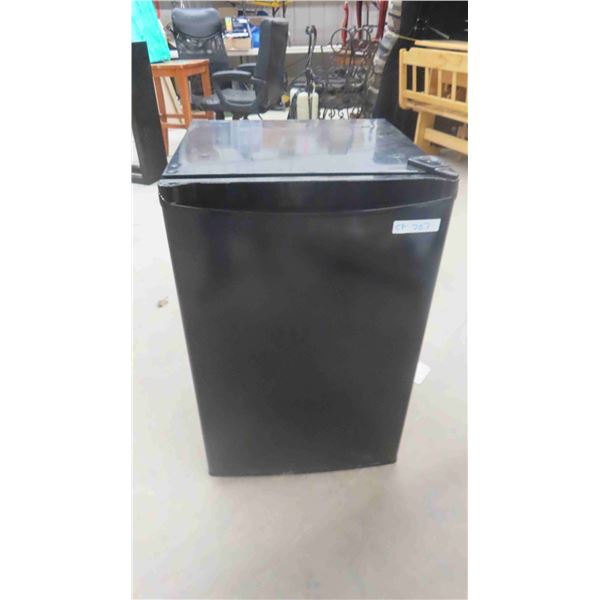 Danby Bar Fridge 33 1/2'' x 20 1/2'' x 21''