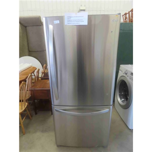 LG Stainless Fridge with Bottom Freezer 67'' x 30'' x 30'' 