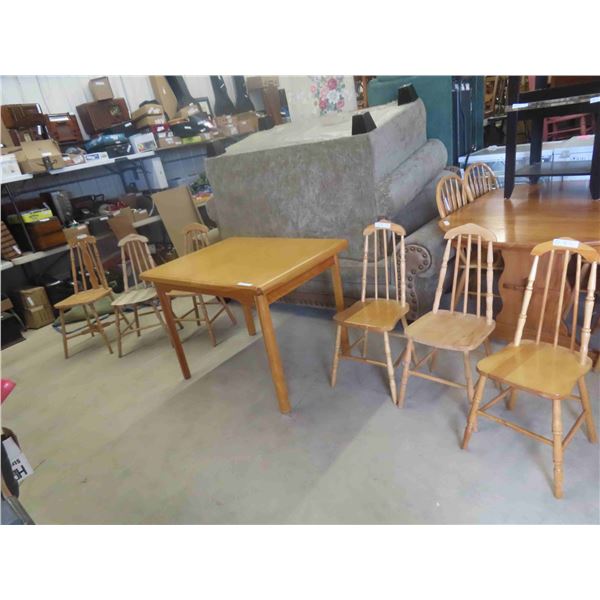 Antique Maple Table 31'' x 40'' x 31'' with 6 Chairs 