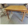 Image 2 : Antique Maple Table 31'' x 40'' x 31'' with 6 Chairs 