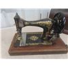 Image 3 : Singer Hand Crank Sewing Machine 