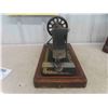 Image 8 : Singer Hand Crank Sewing Machine 