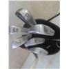 Image 2 : 10 Right Handed Golf Clubs and Bag