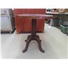Image 1 : Round Pedestal Side Table 25'' x 26'' 