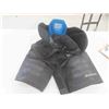 Image 8 : Hockey Equipment : 2 Sticks, Helmet, Shin Pads, Gloves, Elbow Pads, 5 Pairs