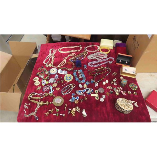 Vintage Fashion Jewelry : Pearls, Beads, Necklaces, Bracelets, Brooches, Clip