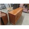 Image 2 : Modern Oak Dresser 31'' x 60'' x 18'' 