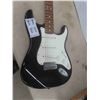 Image 2 : Fender Stratcoaster Electric Guitar with Hard Case 