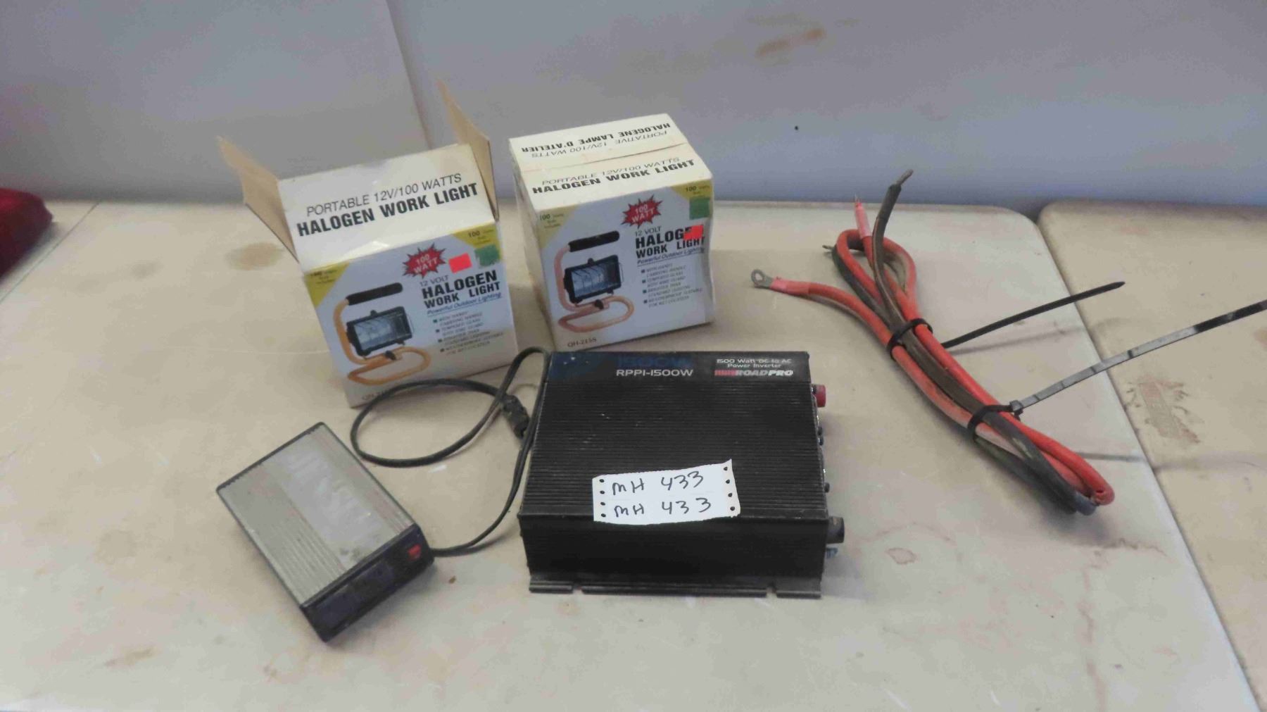 RoadPro RPPI 1500 Watt DC to AC Power Inverter, 2 New Halogen