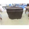 Image 4 : Leather/Leather-Style Comfy Recliner
