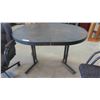 Image 2 : Kitchen Table 29 1/2'' x 47'' x 36'' with 4 Swivel Rolling Chairs