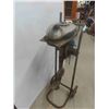 Image 4 : Vintage Evinrude Sportsmen Outboard on Stand 