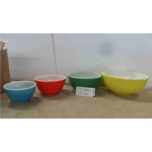 4 Pieces of 1950s Pyrex Primary Colors Nesting Bowl Set