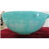 Image 3 : 3 Pieces of Vintage Blue White Amish Pyrex Mixing Bowls, Casserole 