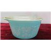 Image 4 : 3 Pieces of Vintage Blue White Amish Pyrex Mixing Bowls, Casserole 