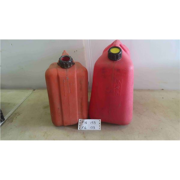 2 Plastic Gas Containers 10L + 20L , New Tarp 15ft x 20ft