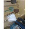 Image 2 : 6 Hand Yard Tools: 2 Aluminum Shovels, Rake, 3 Shovels 