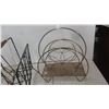 Image 4 : 2 Metal Magazine Racks, Wrought Iron Stand No Top