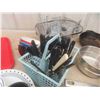 Image 4 : Stainless Pot with Lid, Cast Frying Pan, Knives, Plus