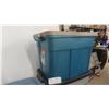 Image 2 : 3 Rubbermaid Totes/Storage Bins All with Lids