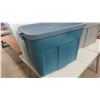 Image 3 : 3 Rubbermaid Totes/Storage Bins All with Lids