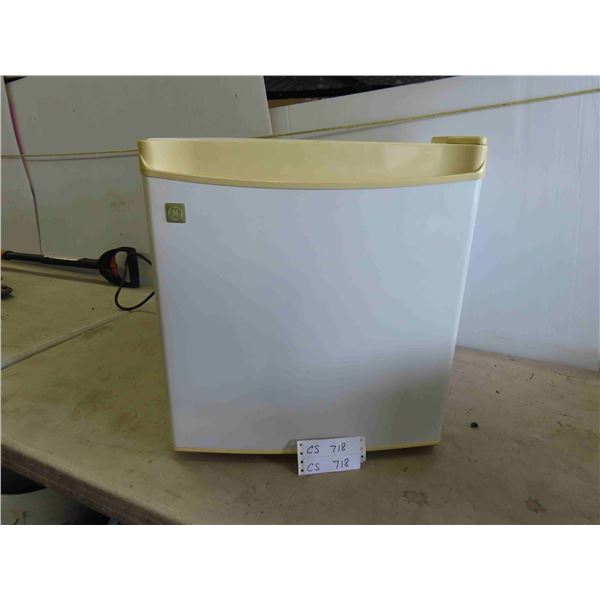 GE Mini Fridge No Shelves 17 1/4'' x 18 1/2'' x 19 1/2'' 