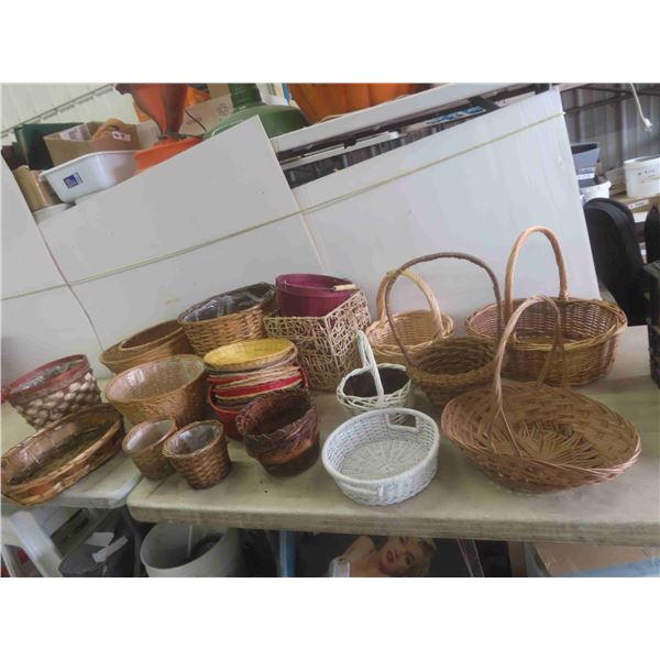 Various Shapes/Sizes Baskets , 16 Paper Plate Supports
