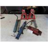 Image 1 : 2 Jack Stands, 2 Grease Guns, 2 Jacks