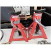 Image 2 : 2 Jack Stands, 2 Grease Guns, 2 Jacks