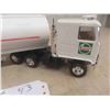 Image 2 : ERTL Castrol Die Cast Chevy Titan Oil Tanker 19''