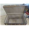 Image 4 : Vintage Trunk 20 1/2'' x 39'' x 22 1/2'' Tall