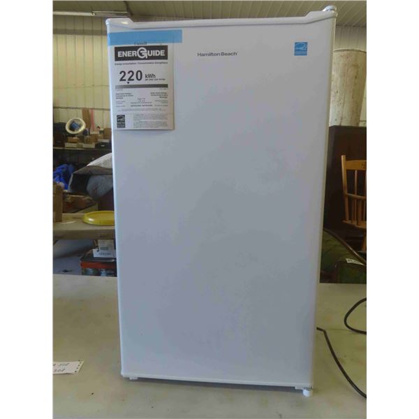 Hamilton Beach Mini Fridge with 2 Shelves -Works