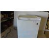 Image 1 : Danby Bar Fridge 19'' x 17 1/2'' x 17 1/2'' 