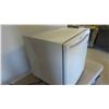 Image 2 : Danby Bar Fridge 19'' x 17 1/2'' x 17 1/2'' 