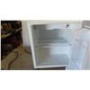 Image 5 : Danby Bar Fridge 19'' x 17 1/2'' x 17 1/2'' 