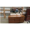 Image 1 : Dresser 31 1/2'' x 65'' x 18'' & Mirror 30'' x 50''