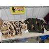 Image 1 : 2 Tundra Sweaters Size Medium