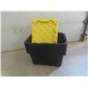 Image 5 : 6 Totes w/ Lids102 Litres (1 Tub Damaged Pictured)