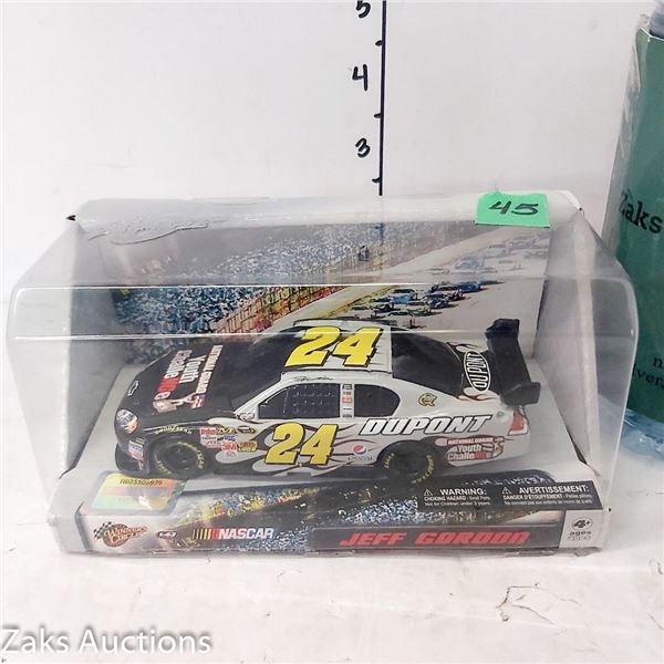 Scale 1:43 | Boxed | Jeff Gordon 24 | Du Pont | Die Cast Car | Winners Circle