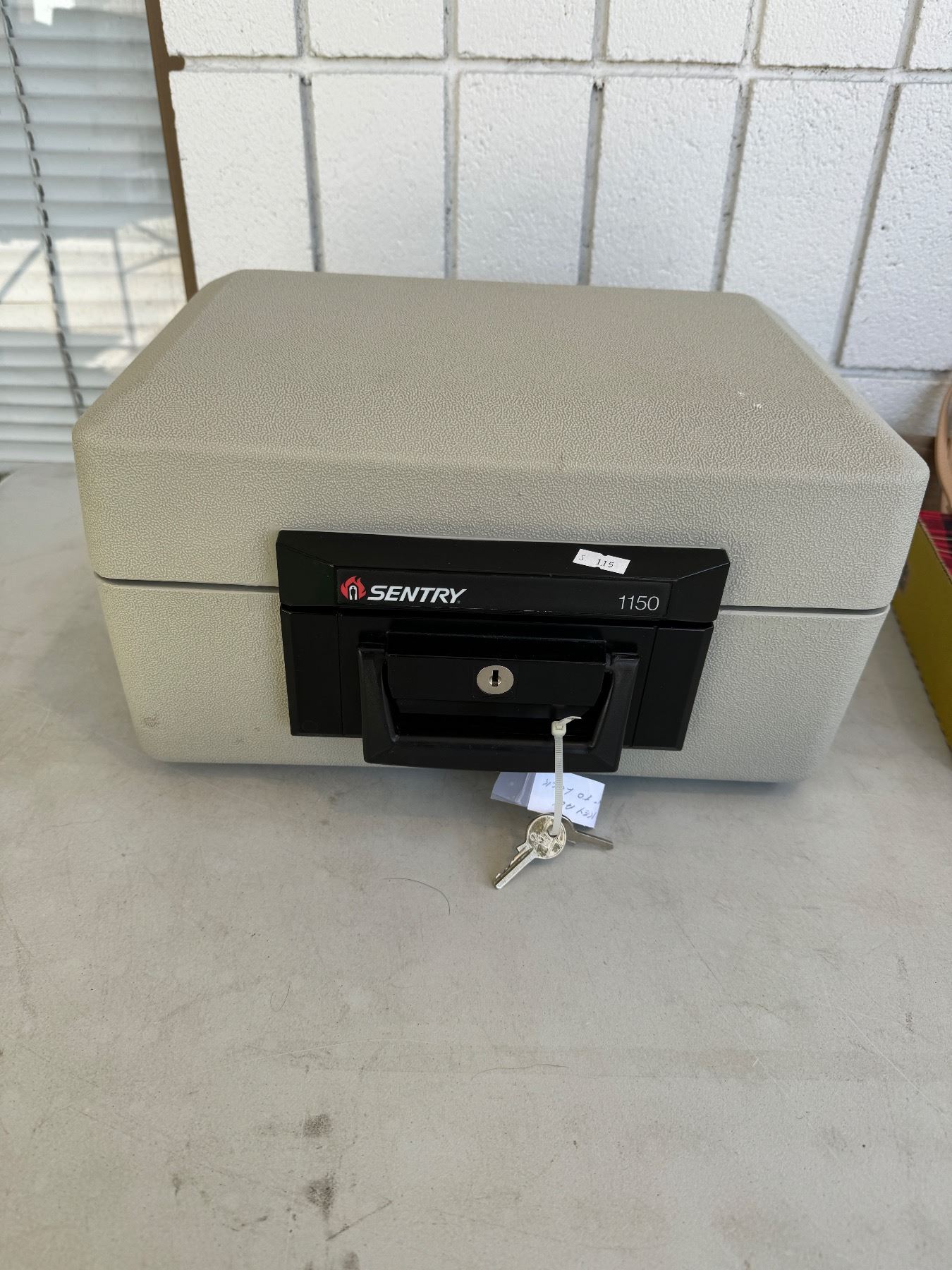 Sentry R3910 Safe Sentry safe with keys