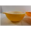 Image 5 : (2) Pyrex Sunflower Daisy Nesting Cinderella Mixing Bowls, (2) Yellow/Orange Pyrex Bowls