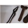 Image 4 : Vintage Cobbler's Lot of Tools