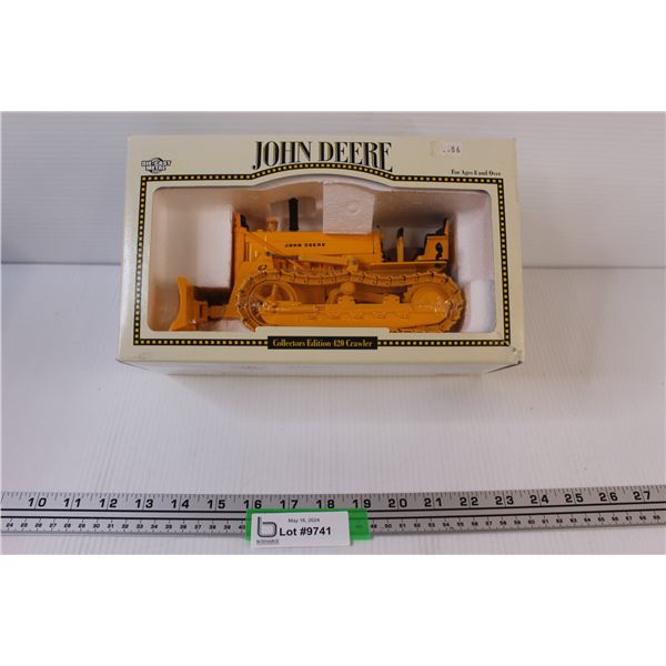 ERTL 1998 John Deere Collectors Edition 420 Crawler Die Cast Metal 1/16th Scale NIB