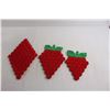 Image 5 : (3) Vintage Raspberry Crochet Trivets