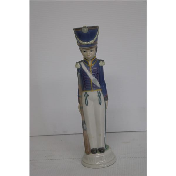 LLADRO 11" Soldier - Spain