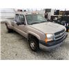 Image 10 : F4 --  2004 CHEVROLET SILVERADO 3500 CREW CAB 4X4 DUALLY, Silver, 205018 KM
