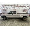 Image 17 : F4 --  2004 CHEVROLET SILVERADO 3500 CREW CAB 4X4 DUALLY, Silver, 205018 KM